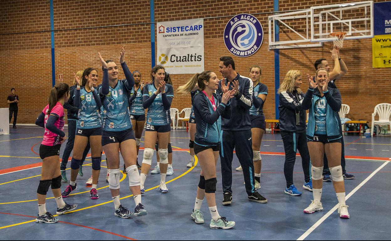 Las jugadoras del Algar celebrando la permanencia al final del partido.