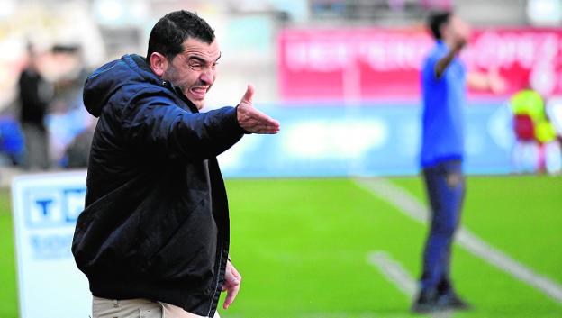 Adrián Hernández da instrucciones desde la banda, este domingo. 