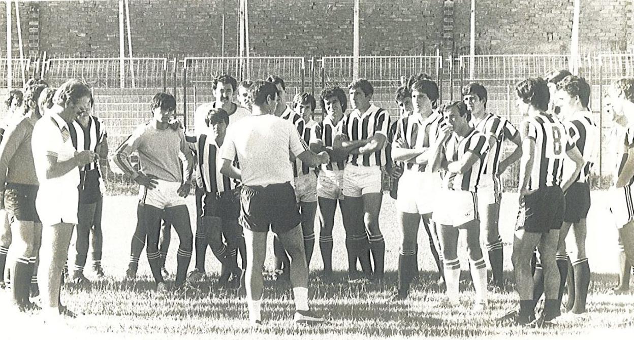 El técnico Ignacio Rojas, de espaldas, se dirige a sus futbolistas en el inicio de la pretemporada de la campaña 1981-82. 