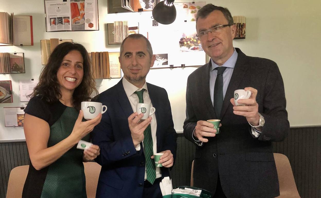 Cristina Sánchez, José Gomariz y José Ballesta en la presentación del 'Cafe Capital'. 