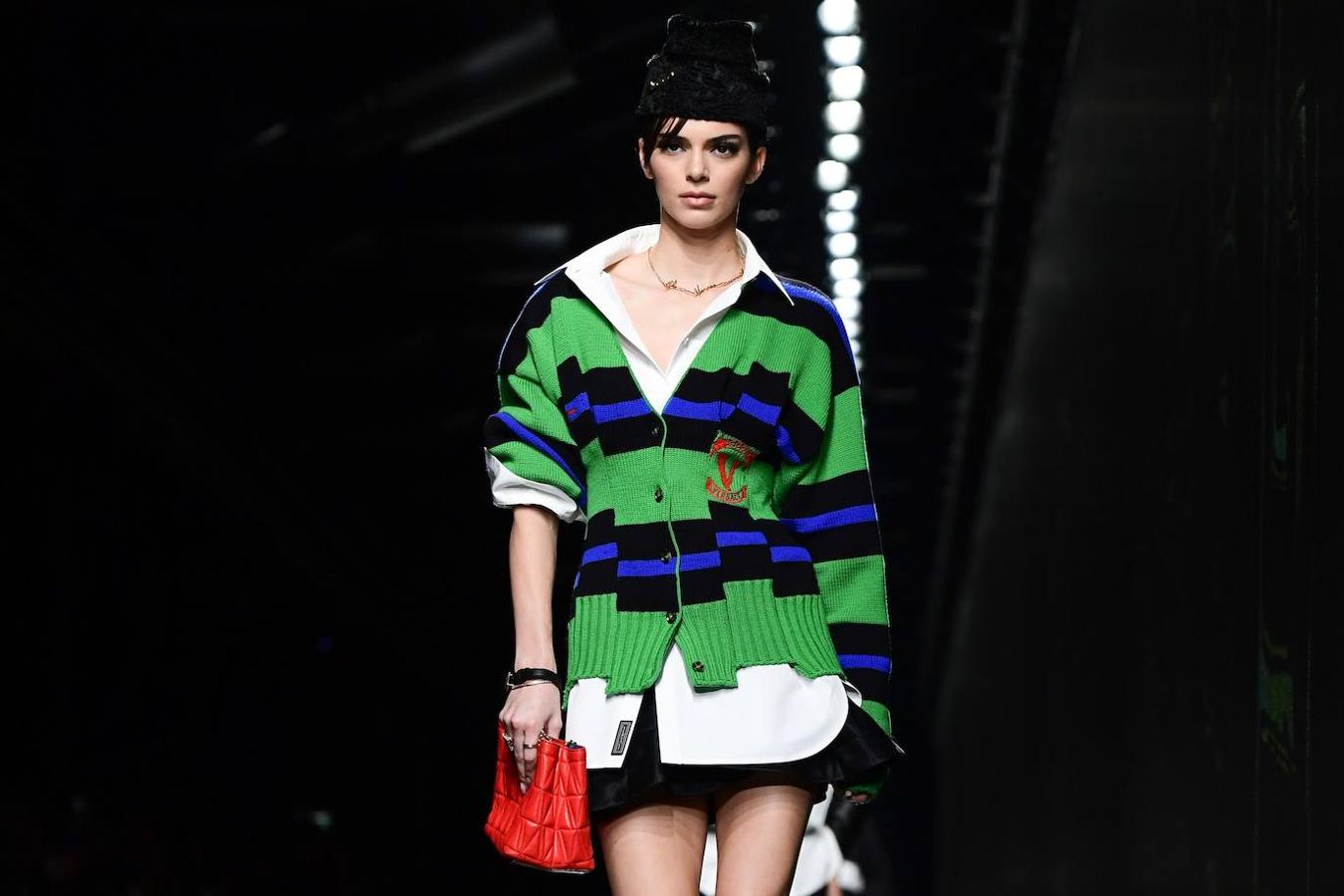 Looks total 'black' y el dúo azul-rojo en los diseños de Versace se vieron en la pasarela de Milán. La diseñadora italiana da protagonismo también al estampado floral y al print animal de cebra combinado con grandes gafas y bolsos tanto para mujeres como para hombres. 