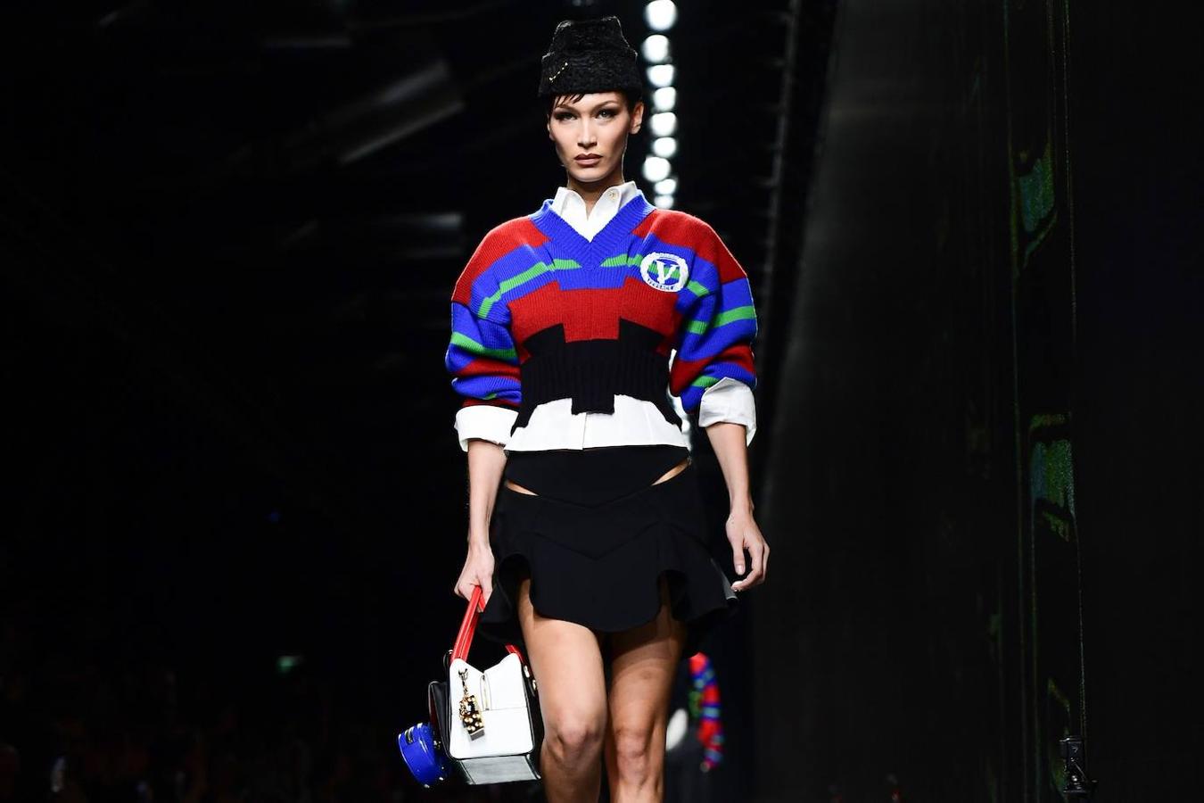 Looks total 'black' y el dúo azul-rojo en los diseños de Versace se vieron en la pasarela de Milán. La diseñadora italiana da protagonismo también al estampado floral y al print animal de cebra combinado con grandes gafas y bolsos tanto para mujeres como para hombres. 