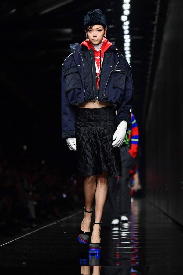 Looks total 'black' y el dúo azul-rojo en los diseños de Versace se vieron en la pasarela de Milán. La diseñadora italiana da protagonismo también al estampado floral y al print animal de cebra combinado con grandes gafas y bolsos tanto para mujeres como para hombres. 