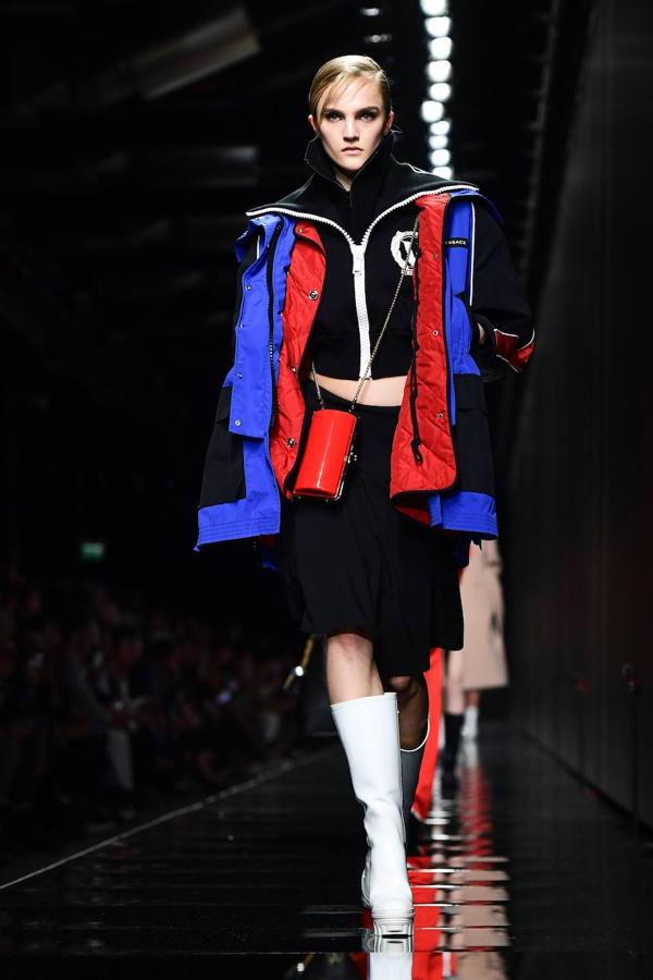 Looks total 'black' y el dúo azul-rojo en los diseños de Versace se vieron en la pasarela de Milán. La diseñadora italiana da protagonismo también al estampado floral y al print animal de cebra combinado con grandes gafas y bolsos tanto para mujeres como para hombres. 