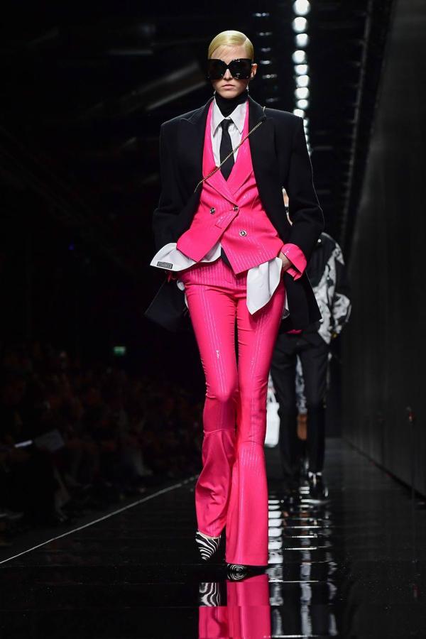 Looks total 'black' y el dúo azul-rojo en los diseños de Versace se vieron en la pasarela de Milán. La diseñadora italiana da protagonismo también al estampado floral y al print animal de cebra combinado con grandes gafas y bolsos tanto para mujeres como para hombres. 