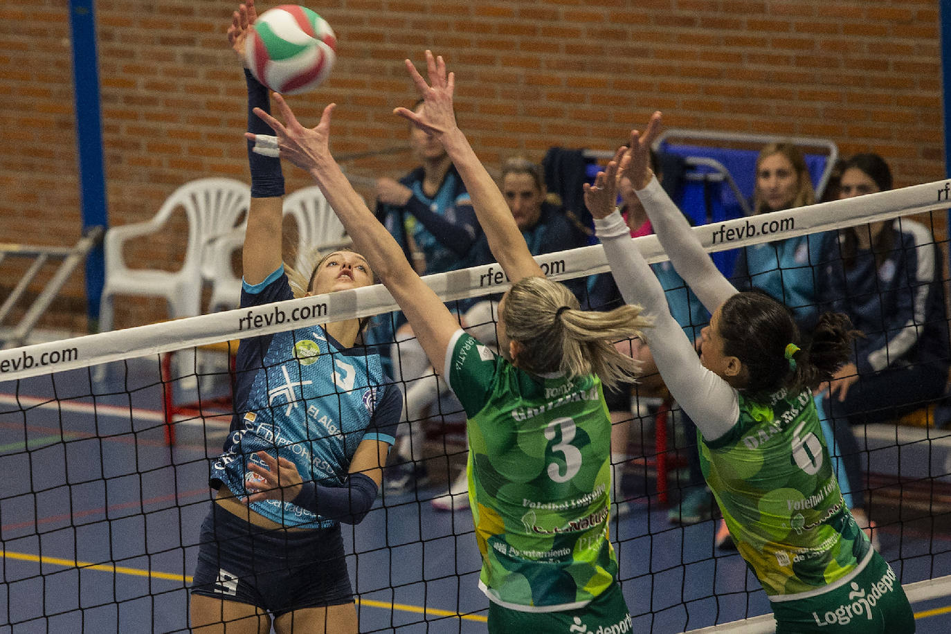 Las chicas de André Collin perdieron por cero a tres ante el líder Logroño, pero consiguieron matemáticamente su salvación en la élite del voleibol