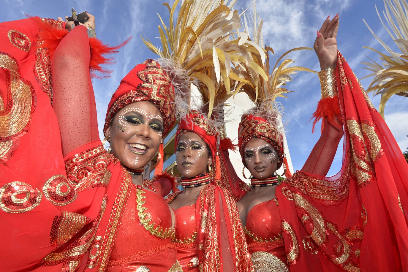 Fotos: Plumas, lentejuelas y sátira en el desfile más importante del Carnaval de Cabezo de Torres
