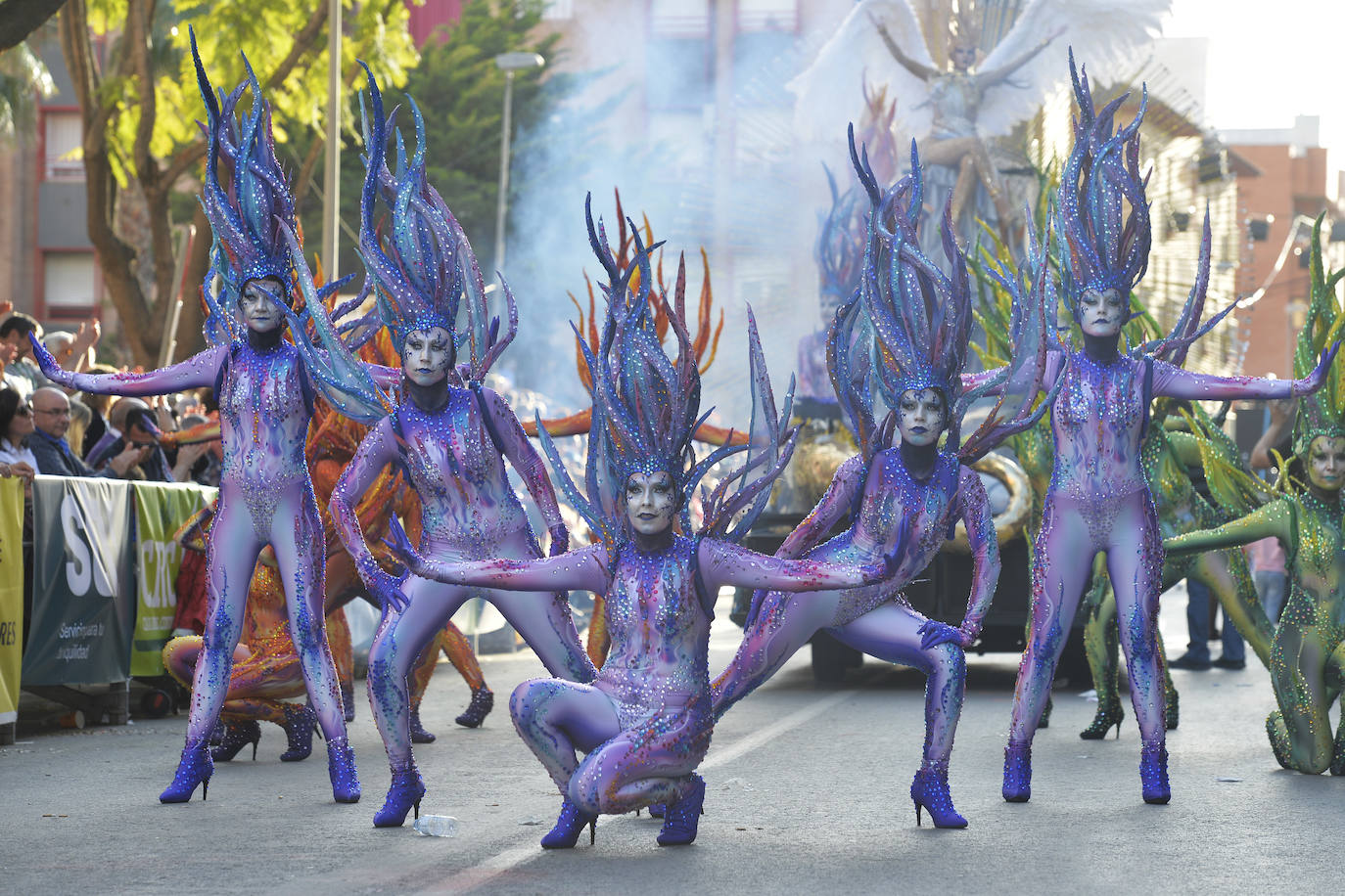Fotos: Plumas, lentejuelas y sátira en el desfile más importante del Carnaval de Cabezo de Torres