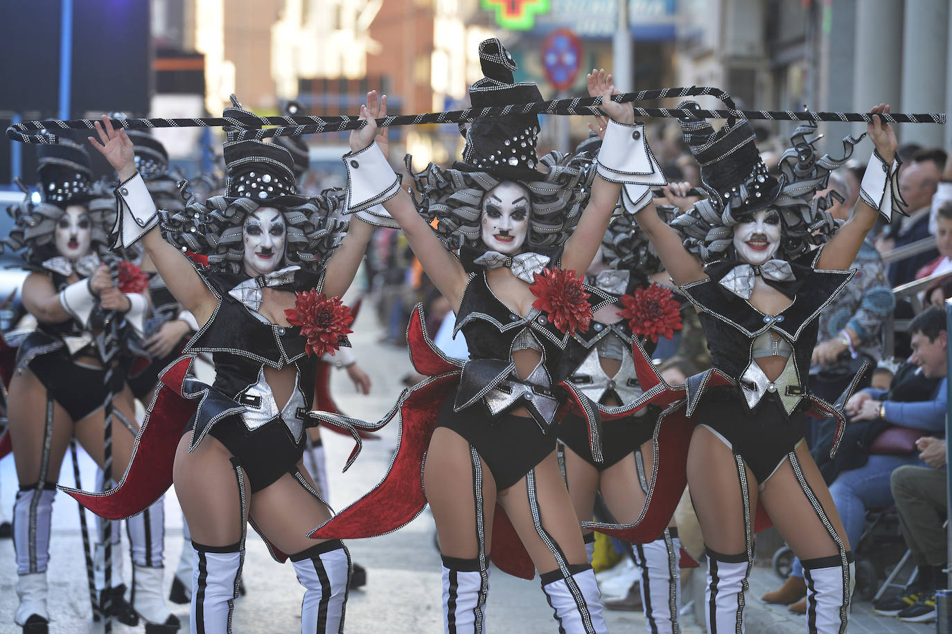 Fotos: Plumas, lentejuelas y sátira en el desfile más importante del Carnaval de Cabezo de Torres