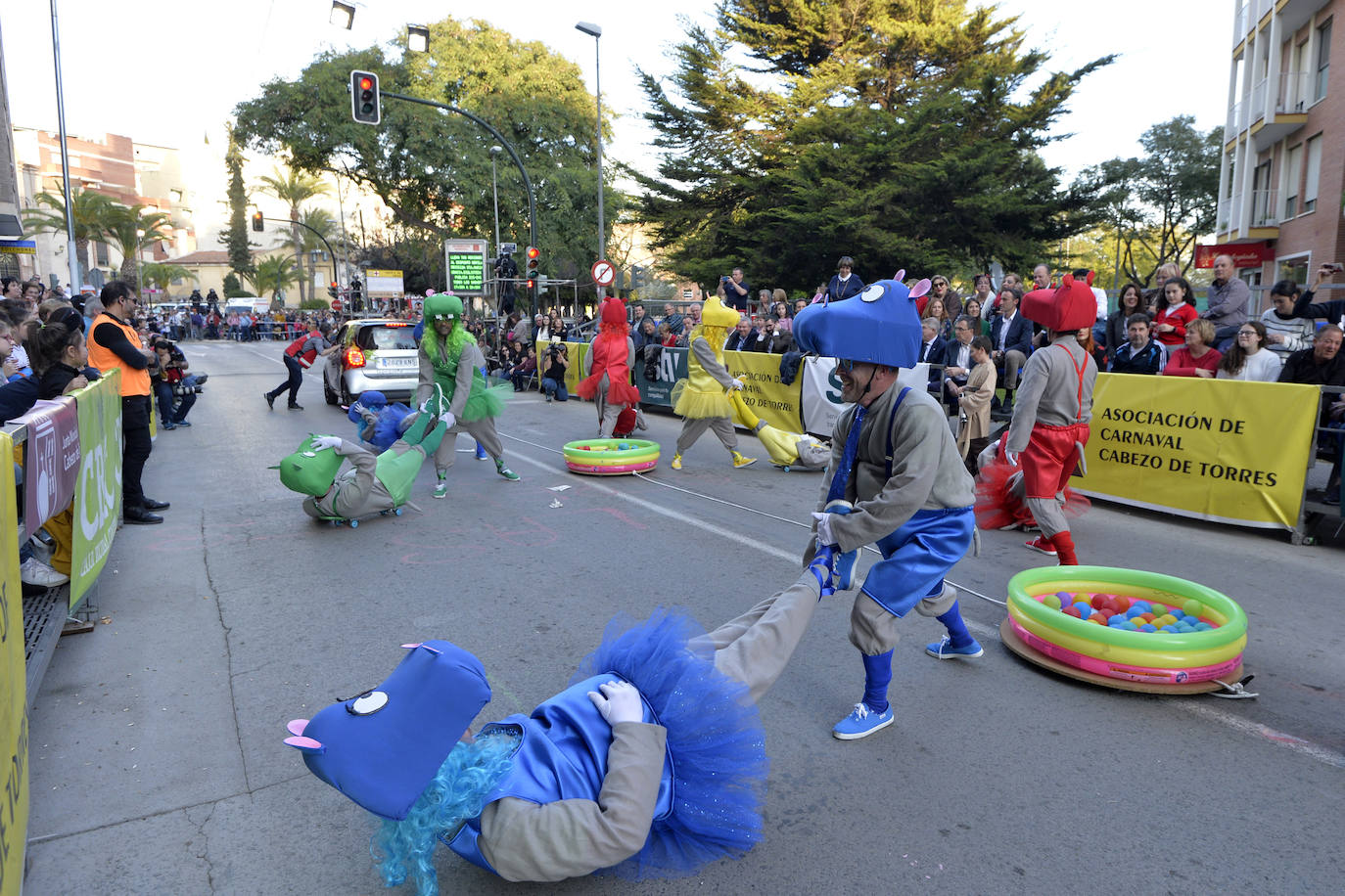 Fotos: Plumas, lentejuelas y sátira en el desfile más importante del Carnaval de Cabezo de Torres