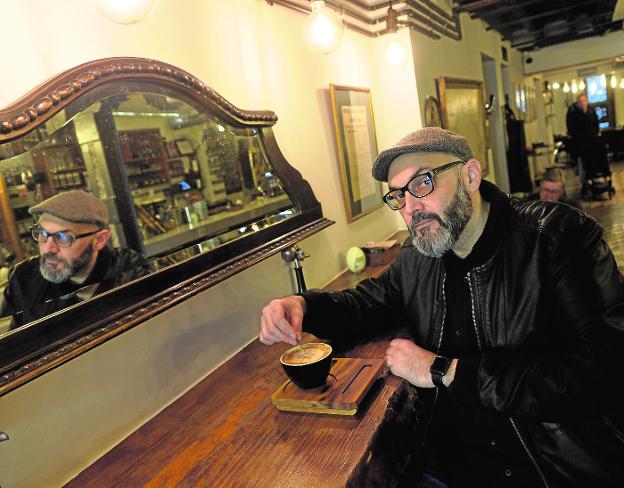 Miguel Ángel Hernández, este lunes, con un capuchino, en la barra de Café Lab, en Murcia. 