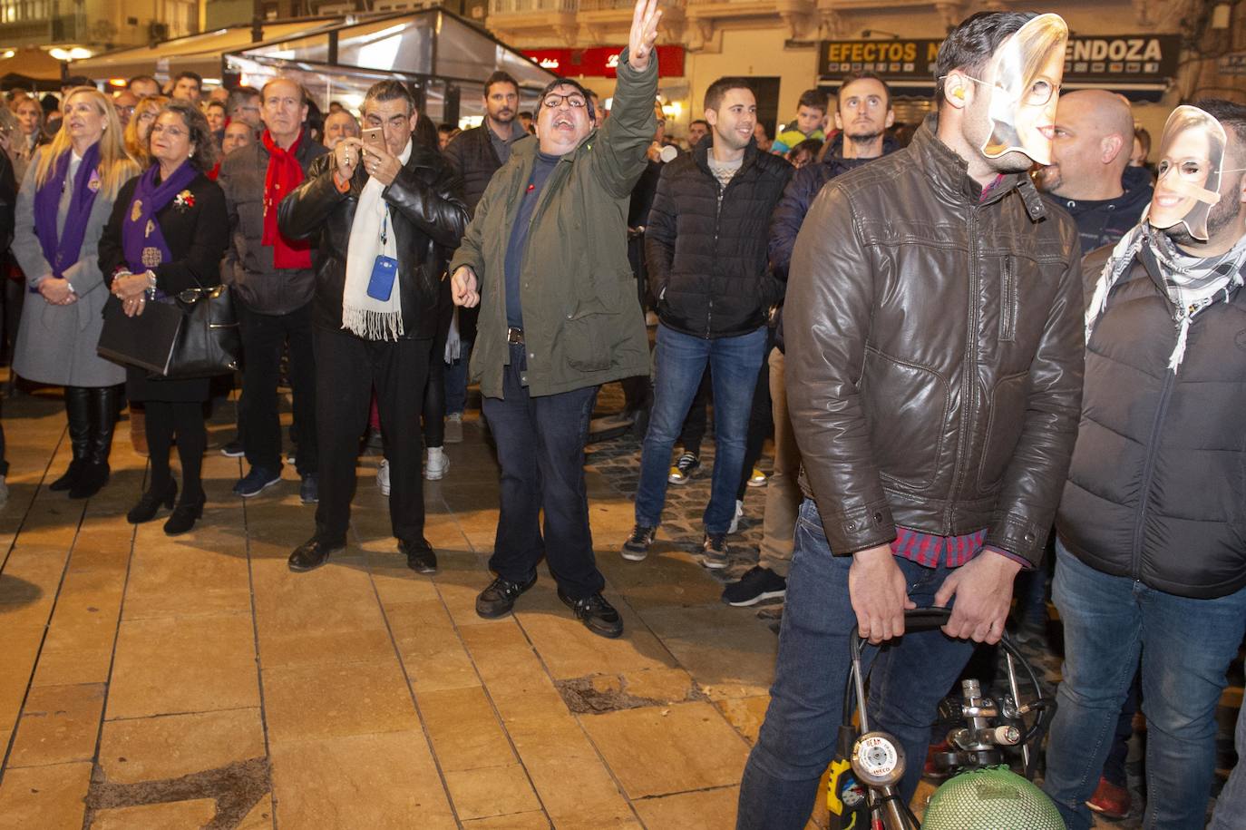 Fotos: Un centenar de funcionarios de Cartagena boicotean el acto de La Llamada