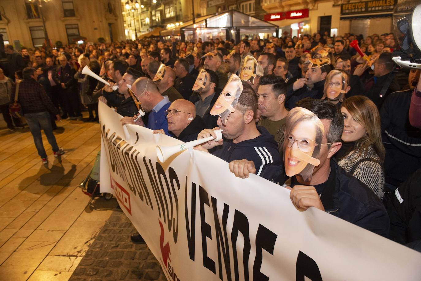 Fotos: Un centenar de funcionarios de Cartagena boicotean el acto de La Llamada