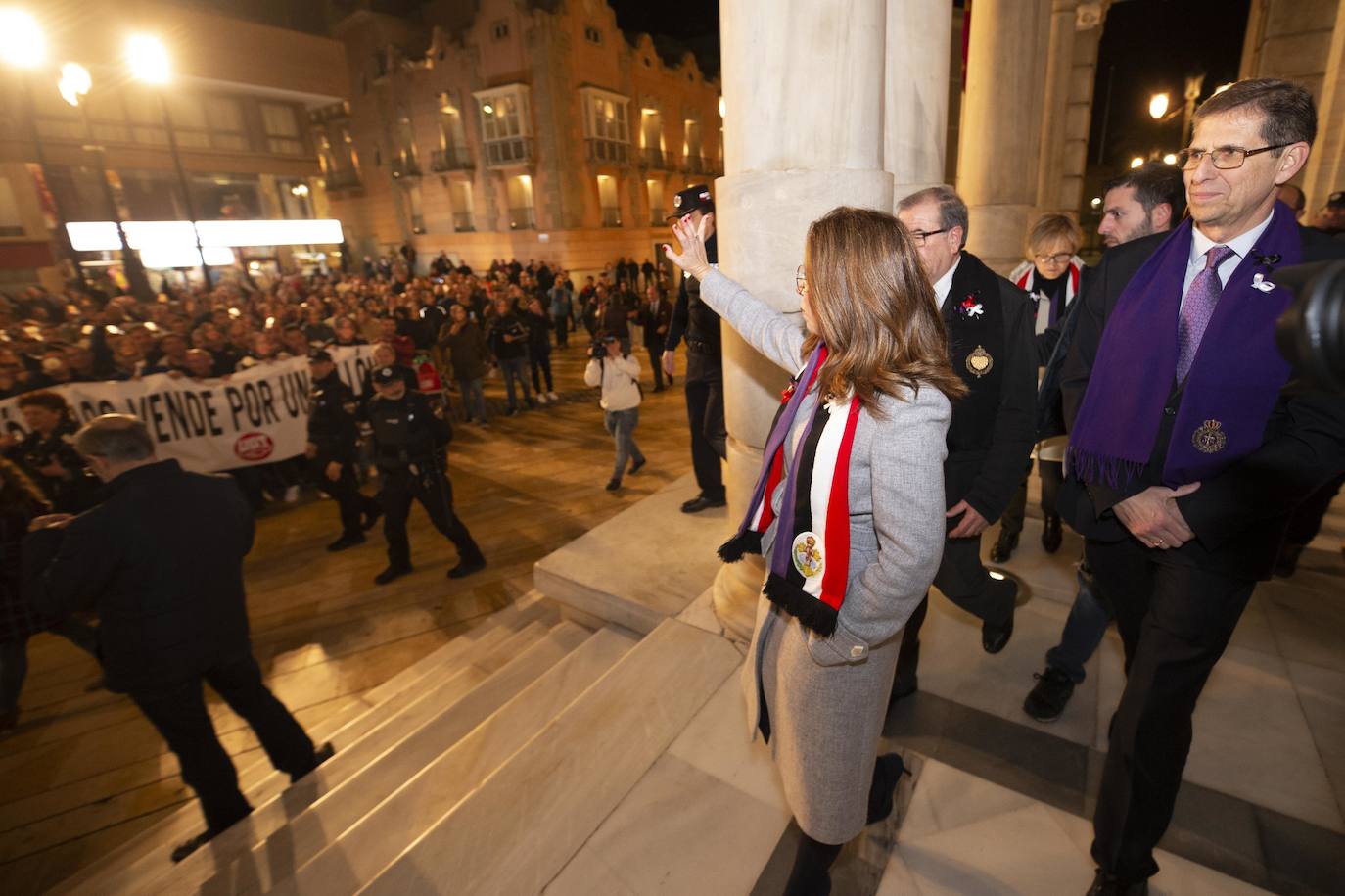 Fotos: Un centenar de funcionarios de Cartagena boicotean el acto de La Llamada