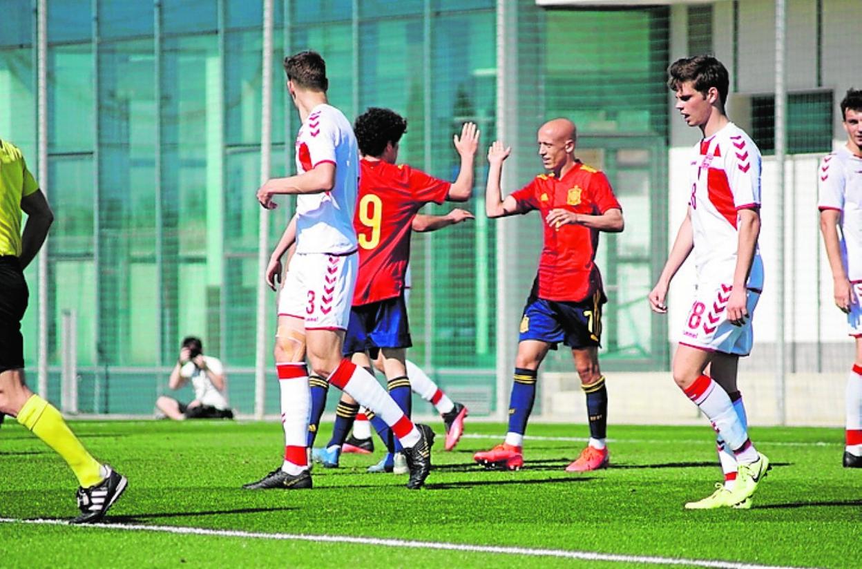 Camello y Mollejo celebran el tanto de España, este miércoles. 