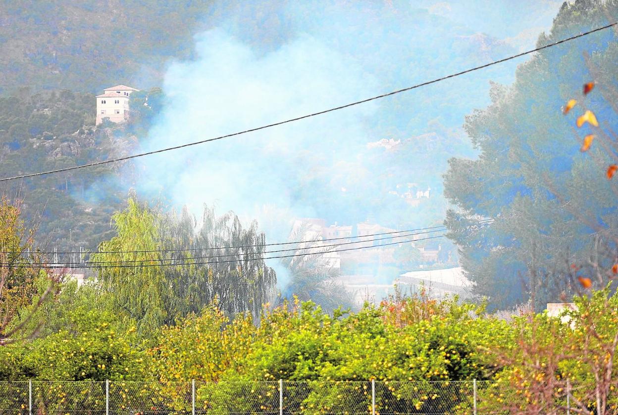 Quemas agrícolas producidas entre las pedanías de Algezares y Beniaján, que provocan columnas de humo. 
