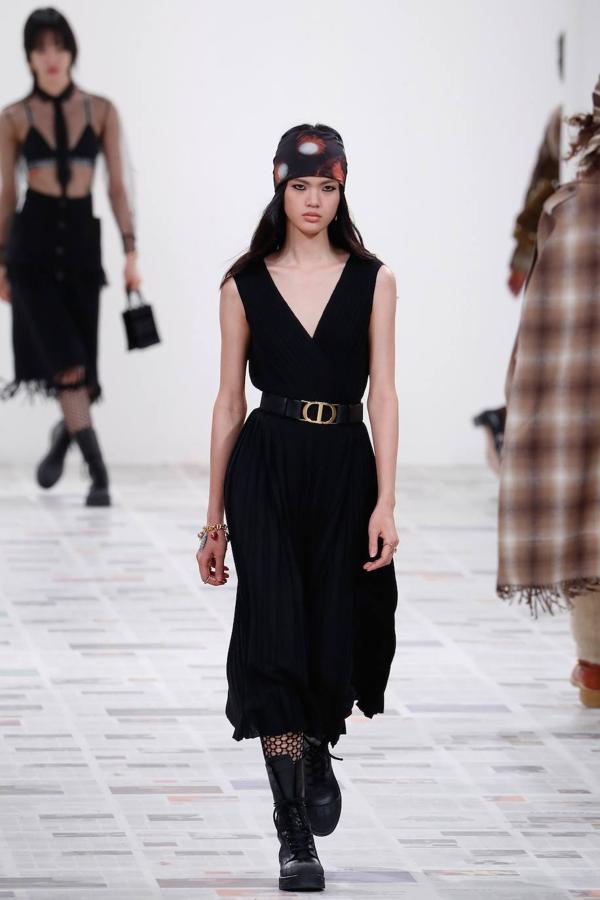 Maria Grazia Chiuri presentó la nueva colección de inspiración boho con vestidos hasta los pies, flecos, bandanas y peinados naturales. Dior propone también la corbata, el estampado de cuadros y los gorros a la francesa como las próximas tendencias.