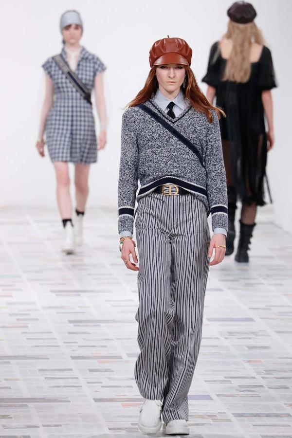Maria Grazia Chiuri presentó la nueva colección de inspiración boho con vestidos hasta los pies, flecos, bandanas y peinados naturales. Dior propone también la corbata, el estampado de cuadros y los gorros a la francesa como las próximas tendencias.