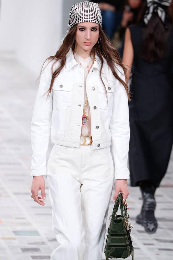 Maria Grazia Chiuri presentó la nueva colección de inspiración boho con vestidos hasta los pies, flecos, bandanas y peinados naturales. Dior propone también la corbata, el estampado de cuadros y los gorros a la francesa como las próximas tendencias.