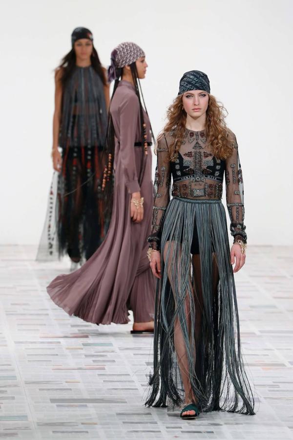 Maria Grazia Chiuri presentó la nueva colección de inspiración boho con vestidos hasta los pies, flecos, bandanas y peinados naturales. Dior propone también la corbata, el estampado de cuadros y los gorros a la francesa como las próximas tendencias.