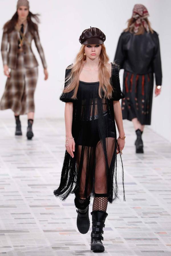 Maria Grazia Chiuri presentó la nueva colección de inspiración boho con vestidos hasta los pies, flecos, bandanas y peinados naturales. Dior propone también la corbata, el estampado de cuadros y los gorros a la francesa como las próximas tendencias.