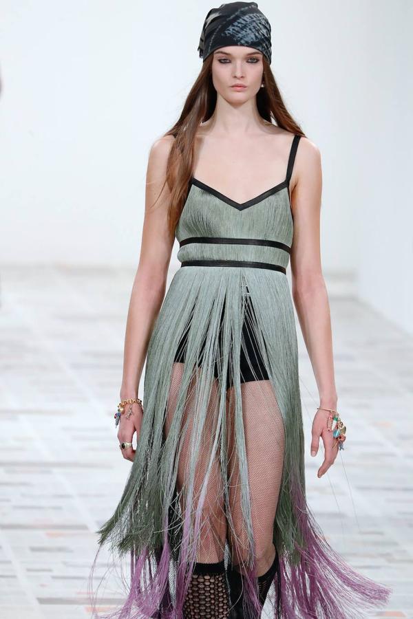 Maria Grazia Chiuri presentó la nueva colección de inspiración boho con vestidos hasta los pies, flecos, bandanas y peinados naturales. Dior propone también la corbata, el estampado de cuadros y los gorros a la francesa como las próximas tendencias.