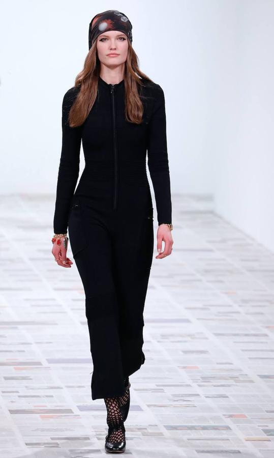 Maria Grazia Chiuri presentó la nueva colección de inspiración boho con vestidos hasta los pies, flecos, bandanas y peinados naturales. Dior propone también la corbata, el estampado de cuadros y los gorros a la francesa como las próximas tendencias.