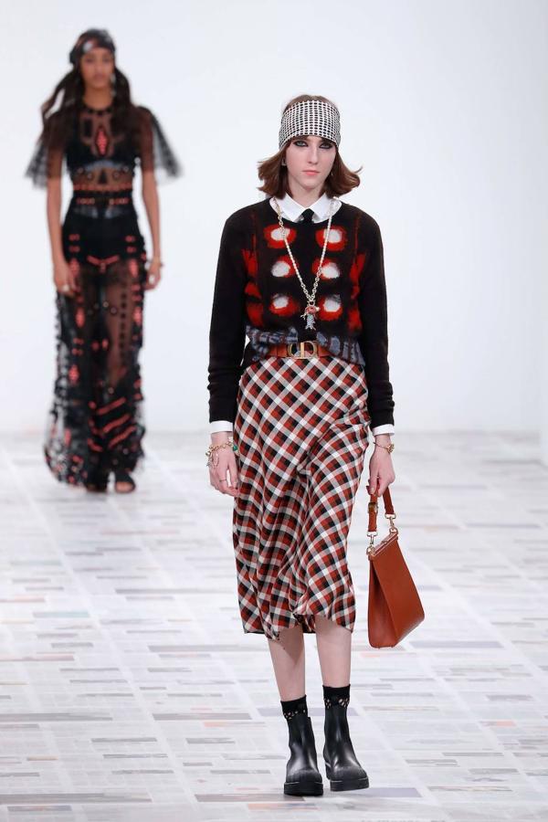 Maria Grazia Chiuri presentó la nueva colección de inspiración boho con vestidos hasta los pies, flecos, bandanas y peinados naturales. Dior propone también la corbata, el estampado de cuadros y los gorros a la francesa como las próximas tendencias.