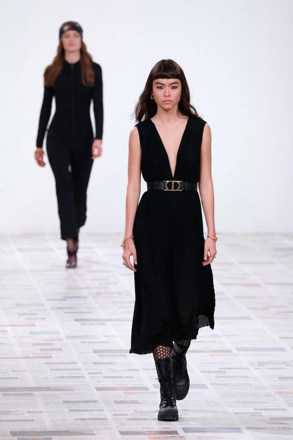 Maria Grazia Chiuri presentó la nueva colección de inspiración boho con vestidos hasta los pies, flecos, bandanas y peinados naturales. Dior propone también la corbata, el estampado de cuadros y los gorros a la francesa como las próximas tendencias.