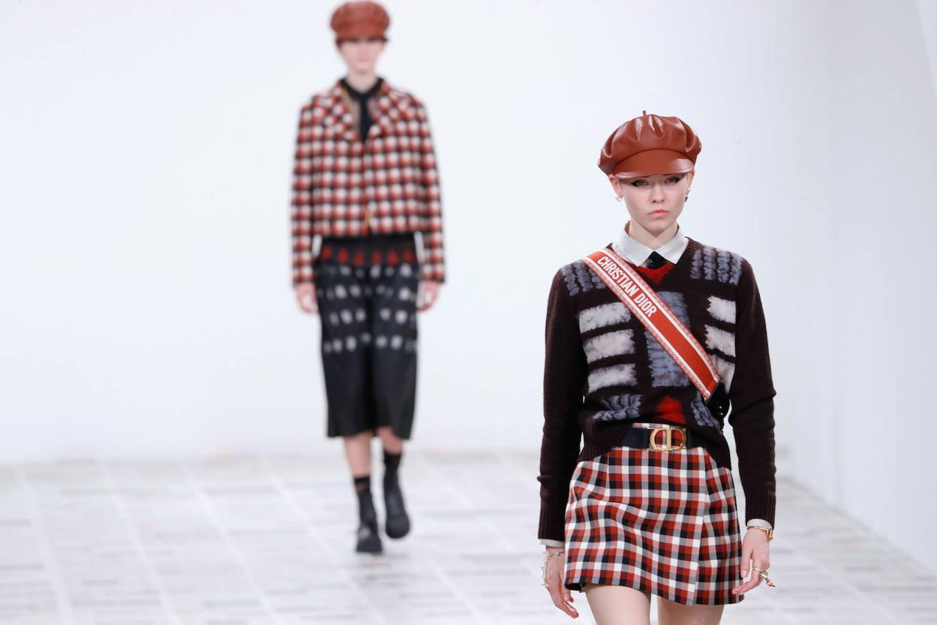 Maria Grazia Chiuri presentó la nueva colección de inspiración boho con vestidos hasta los pies, flecos, bandanas y peinados naturales. Dior propone también la corbata, el estampado de cuadros y los gorros a la francesa como las próximas tendencias.