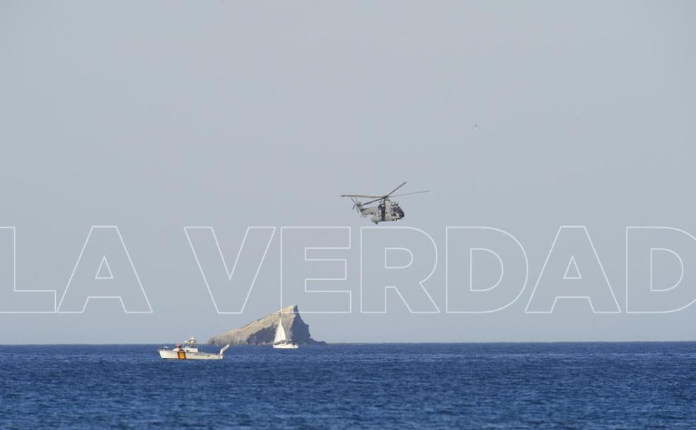 Un helicóptero sobrevuela la zona del accidente en busca de restos del avión.