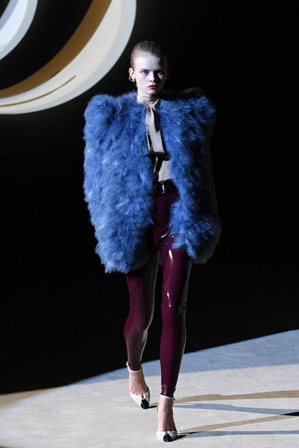 Yves Saint Laurent trae los 80 a la pasarela de la fashion week de París. En el desfile de a firma francesa destaca el cuero que los plasma en todo tipo de prendas, los pantalones y vestidos ceñidos, las blusas con el cuello lazado, y las chaquetas con hombreras.