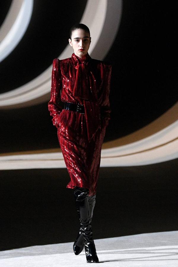 Yves Saint Laurent trae los 80 a la pasarela de la fashion week de París. En el desfile de a firma francesa destaca el cuero que los plasma en todo tipo de prendas, los pantalones y vestidos ceñidos, las blusas con el cuello lazado, y las chaquetas con hombreras.