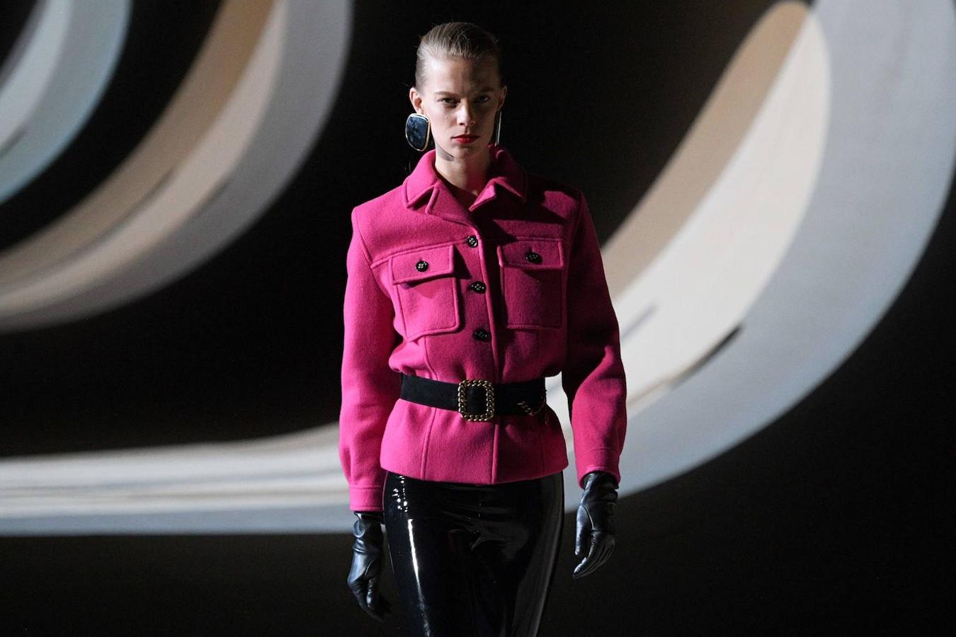 Yves Saint Laurent trae los 80 a la pasarela de la fashion week de París. En el desfile de a firma francesa destaca el cuero que los plasma en todo tipo de prendas, los pantalones y vestidos ceñidos, las blusas con el cuello lazado, y las chaquetas con hombreras.