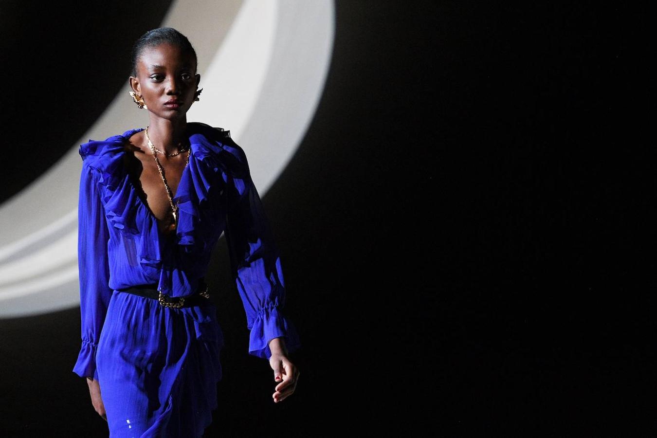 Yves Saint Laurent trae los 80 a la pasarela de la fashion week de París. En el desfile de a firma francesa destaca el cuero que los plasma en todo tipo de prendas, los pantalones y vestidos ceñidos, las blusas con el cuello lazado, y las chaquetas con hombreras.