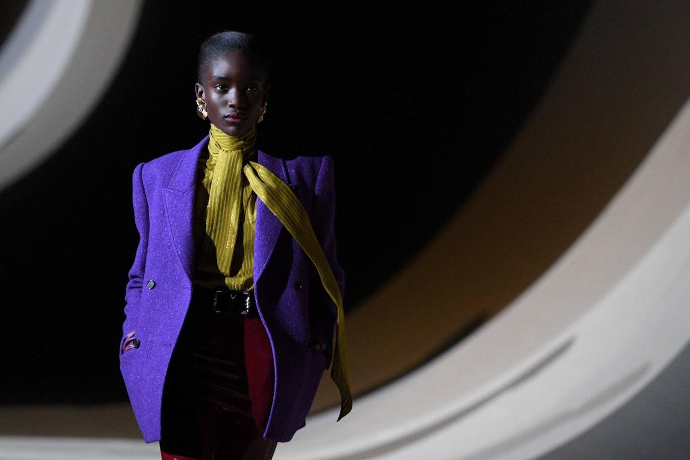 Yves Saint Laurent trae los 80 a la pasarela de la fashion week de París. En el desfile de a firma francesa destaca el cuero que los plasma en todo tipo de prendas, los pantalones y vestidos ceñidos, las blusas con el cuello lazado, y las chaquetas con hombreras.