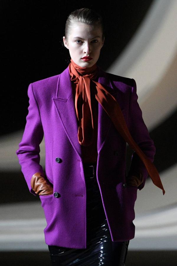 Yves Saint Laurent trae los 80 a la pasarela de la fashion week de París. En el desfile de a firma francesa destaca el cuero que los plasma en todo tipo de prendas, los pantalones y vestidos ceñidos, las blusas con el cuello lazado, y las chaquetas con hombreras.