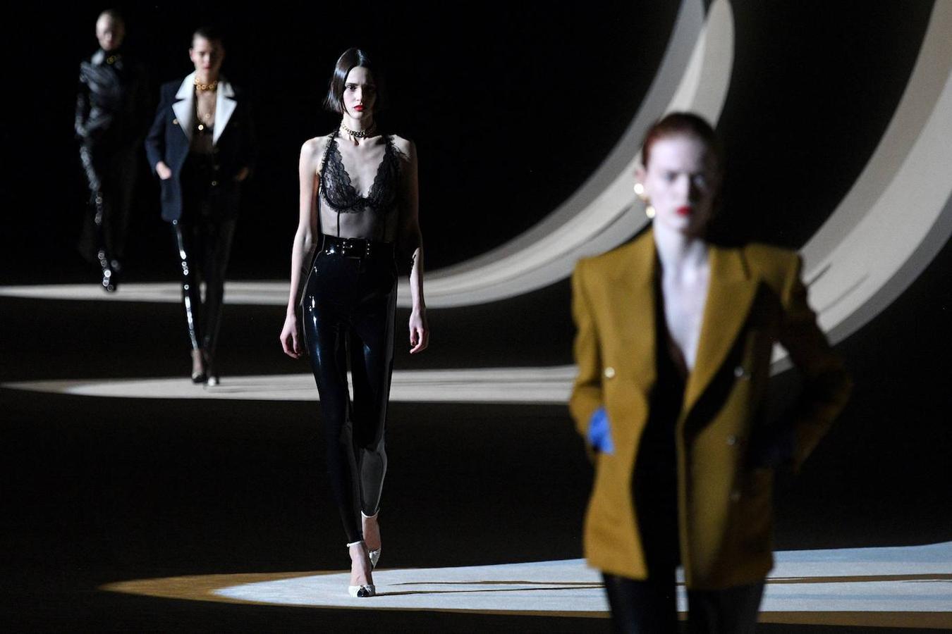 Yves Saint Laurent trae los 80 a la pasarela de la fashion week de París. En el desfile de a firma francesa destaca el cuero que los plasma en todo tipo de prendas, los pantalones y vestidos ceñidos, las blusas con el cuello lazado, y las chaquetas con hombreras.