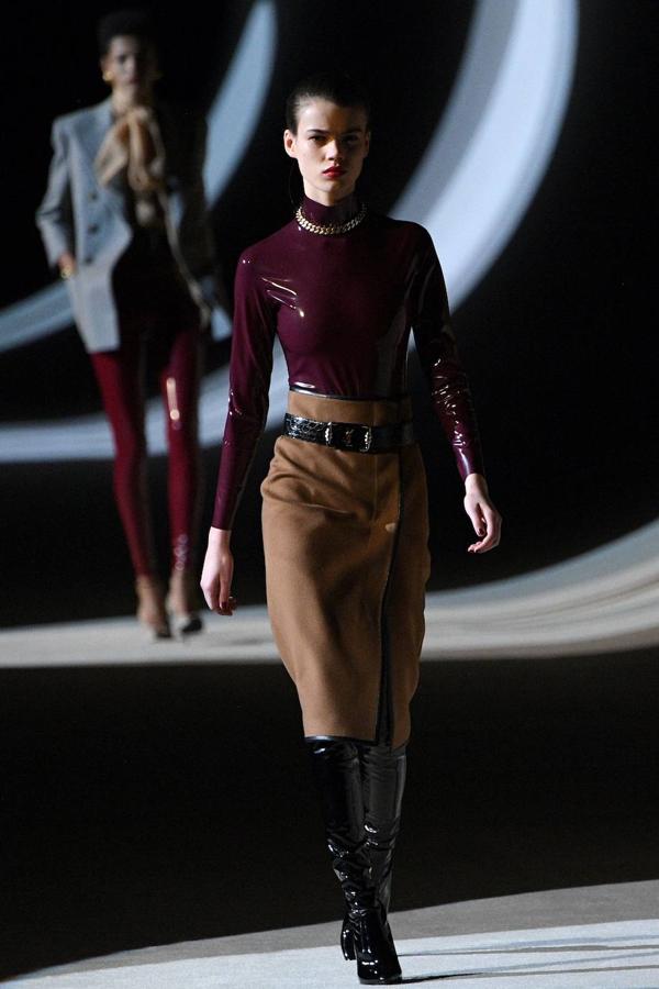 Yves Saint Laurent trae los 80 a la pasarela de la fashion week de París. En el desfile de a firma francesa destaca el cuero que los plasma en todo tipo de prendas, los pantalones y vestidos ceñidos, las blusas con el cuello lazado, y las chaquetas con hombreras.