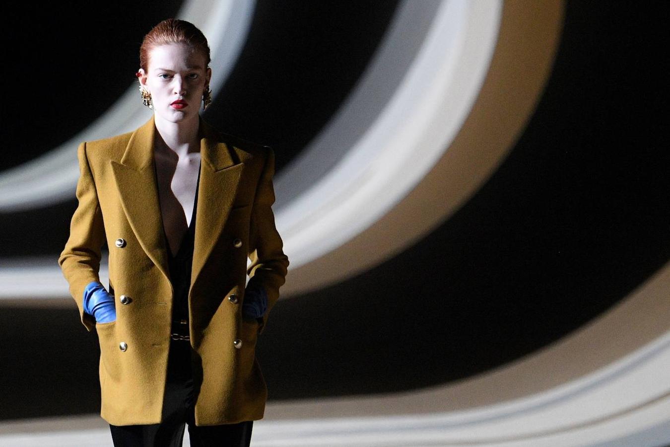 Yves Saint Laurent trae los 80 a la pasarela de la fashion week de París. En el desfile de a firma francesa destaca el cuero que los plasma en todo tipo de prendas, los pantalones y vestidos ceñidos, las blusas con el cuello lazado, y las chaquetas con hombreras.