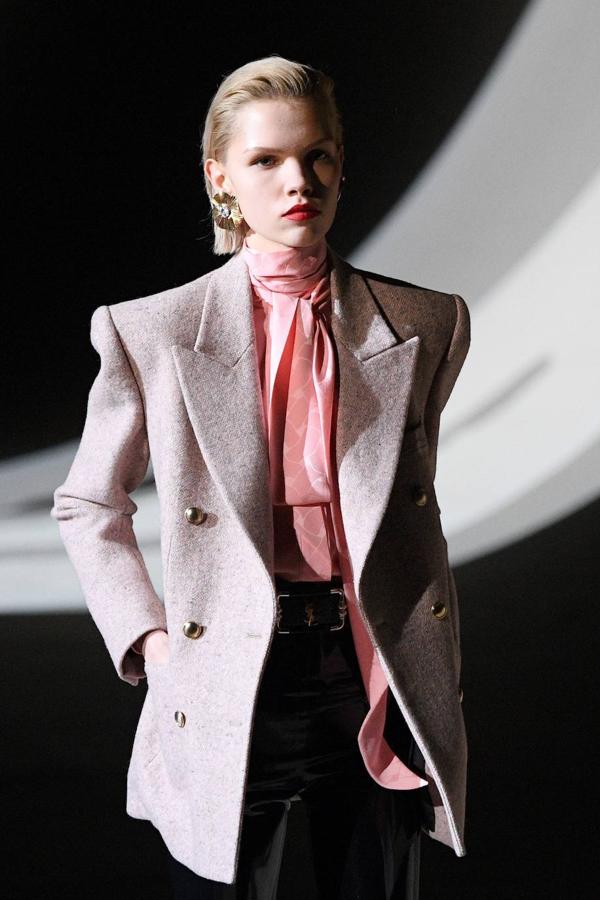 Yves Saint Laurent trae los 80 a la pasarela de la fashion week de París. En el desfile de a firma francesa destaca el cuero que los plasma en todo tipo de prendas, los pantalones y vestidos ceñidos, las blusas con el cuello lazado, y las chaquetas con hombreras.