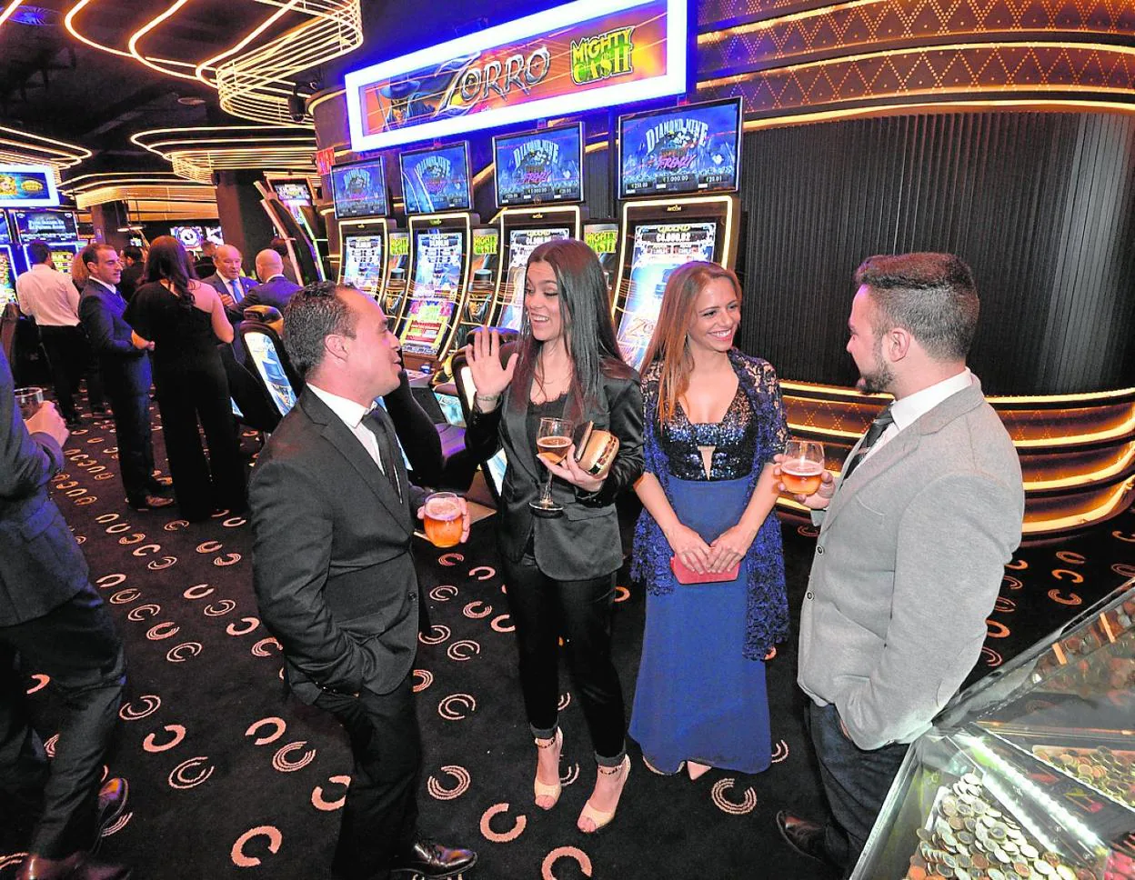 Asistentes a la inauguración del edificio, este jueves por la noche, en una de las salas del casino. 