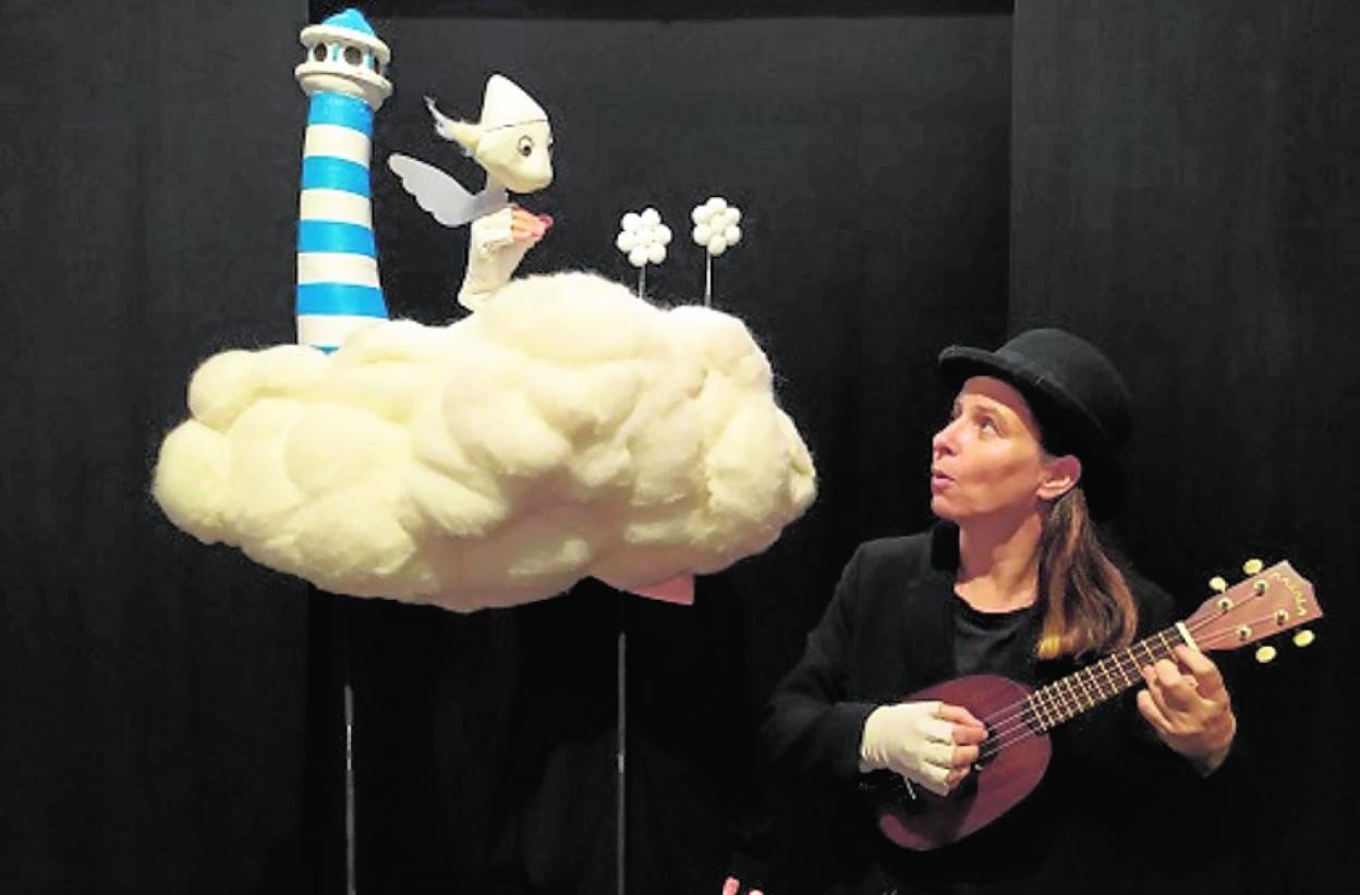 Iris Pascual en mitad de una representación de 'Nube Nube'. 