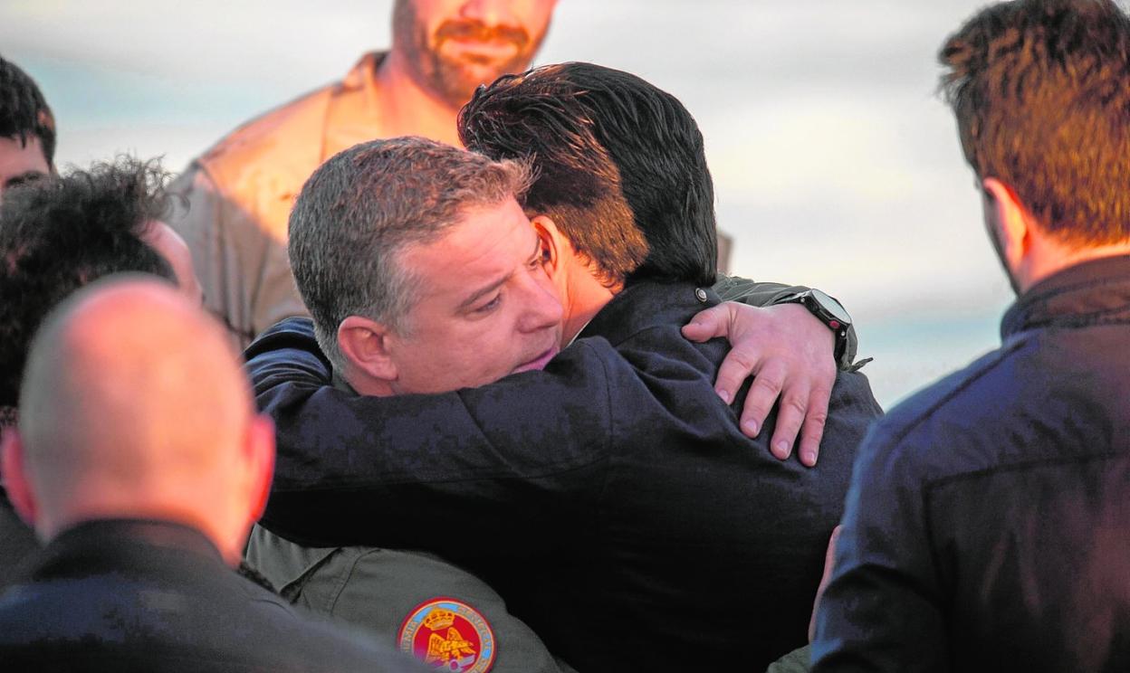 El comandante Daniel Zambrano, jefe de la Patrulla Águila, abraza al alcalde de San Javier, José Miguel Luengo. 