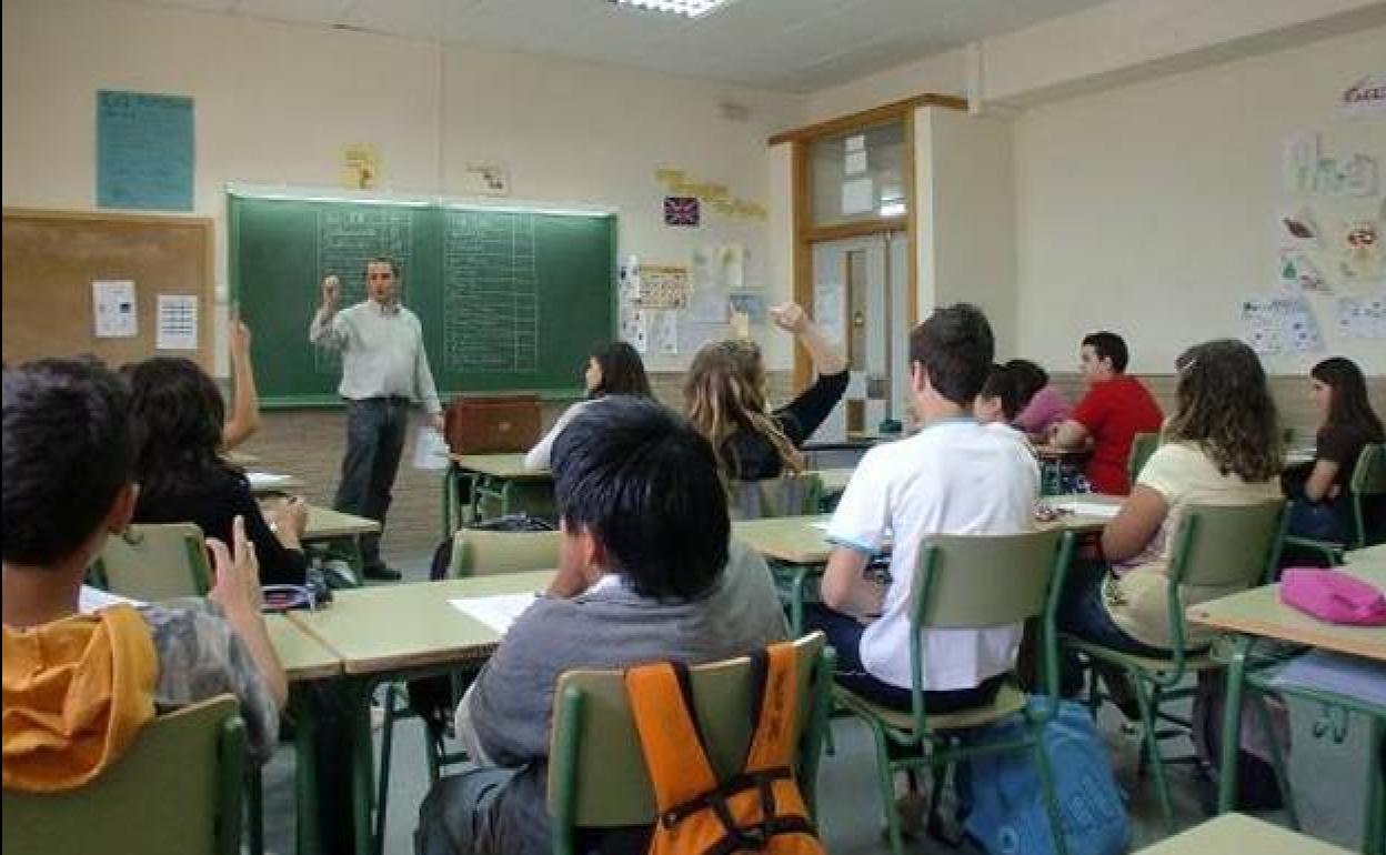 Un profesor imparte clase en un colegio, en una fotografía de archivo.