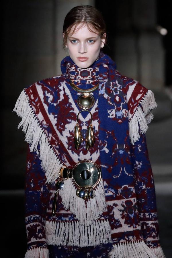 Paco Rabanne se inspira en la época medieval para convertir a la mujer en una guerrera moderna. Desde la pasarela de París simula el traje de un guerrero con diseños de colores metalizados y capuchas.