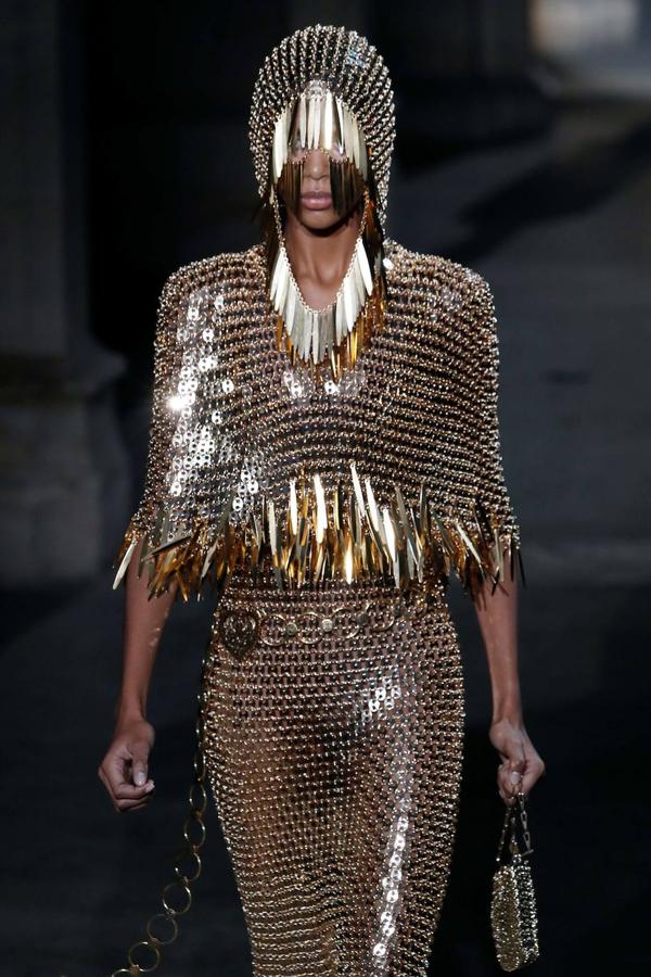 Paco Rabanne se inspira en la época medieval para convertir a la mujer en una guerrera moderna. Desde la pasarela de París simula el traje de un guerrero con diseños de colores metalizados y capuchas.