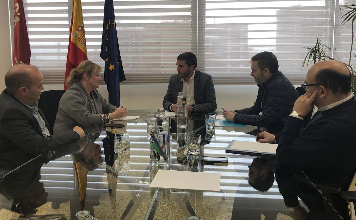 El consejero Antonio Luengo, en su reunión con la responsable de Ciclo Hídrico de la Diputación de Alicante, Ana Iluminada Serna.