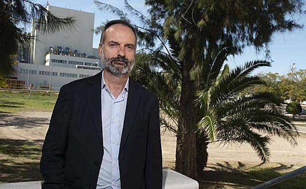 El director de la planta de Sabic en La Aljorra, Juan Alemany, frente a las instalaciones de producción de plásticos. 