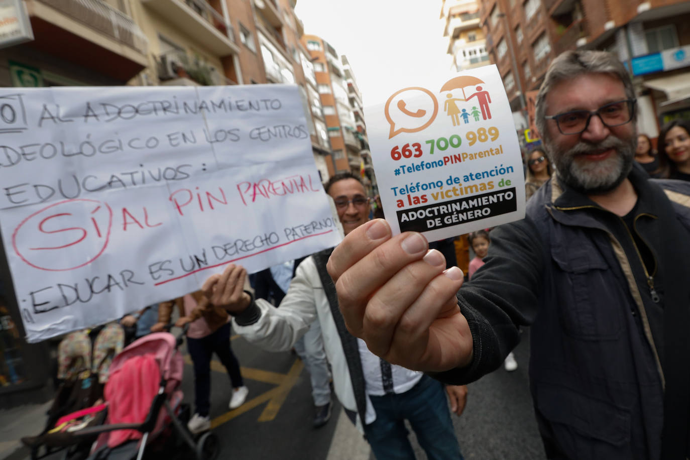 Fotos: «Nuestros hijos son nuestros», claman varios miles de personas en Murcia